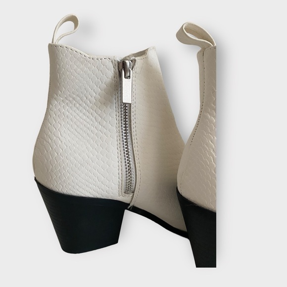 NWOT Just Fab White Pointed Toe Booties | Size 7 - Picture 3 of 6